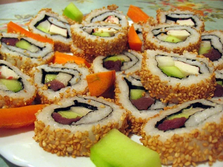 Cơm cuộn sushi chay.