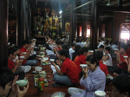 Phật tử dùng cơm chay trong chùa. Phật tử dùng cơm chay trong chùa.