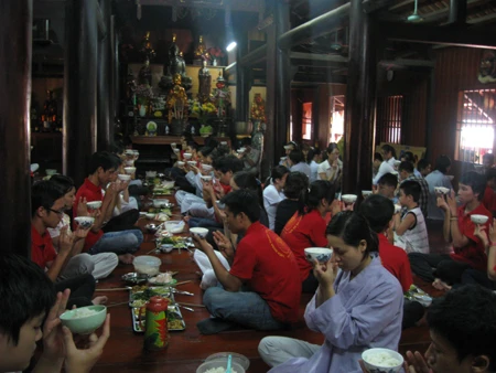 Phật tử dùng cơm chay trong chùa.