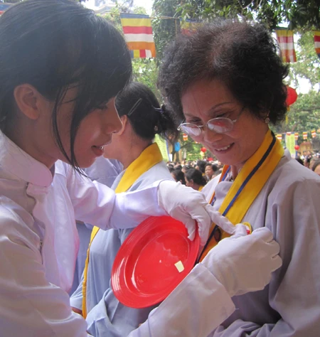 Nghi thức “Bông hồng cài áo”.
