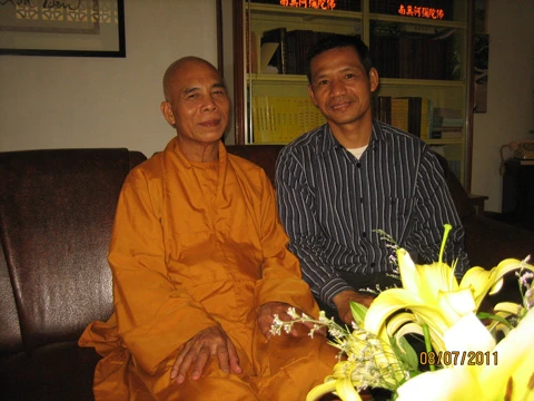 Tác giả và sư thầy Thích Thái Thuận, trụ trì chùa Phước Huệ.