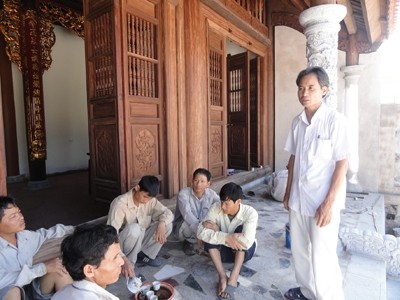 Anh Bảy (đứng) chỉ đạo thợ hoàn thiện ngôi đền thờ Bác Hồ. Anh Bảy (đứng) chỉ đạo thợ hoàn thiện ngôi đền thờ Bác Hồ