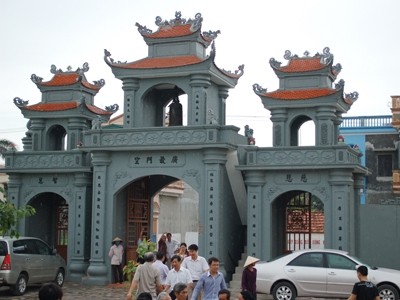 Cổng vào ngôi chùa làng Vân Độ được anh Bảy xây dựng năm 2008. Cổng vào ngôi chùa làng Vân Độ được anh Bảy xây dựng năm 2008
