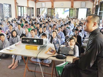 Cha mẹ trong nhà như Phật ở đời ảnh 1 Các bạn trẻ Hà Nội tại khóa tu báo hiếu mùa Vu Lan. Ảnh: chuabang.com