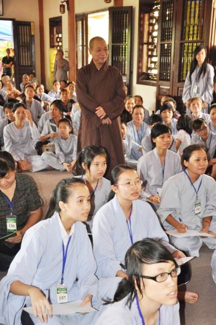 Cha mẹ trong nhà như Phật ở đời ảnh 2 Thượng tọa Thích Bảo Nghiêm (đứng) cùng các bạn trẻ tham dự khóa tu. Ảnh: chuabang.com
