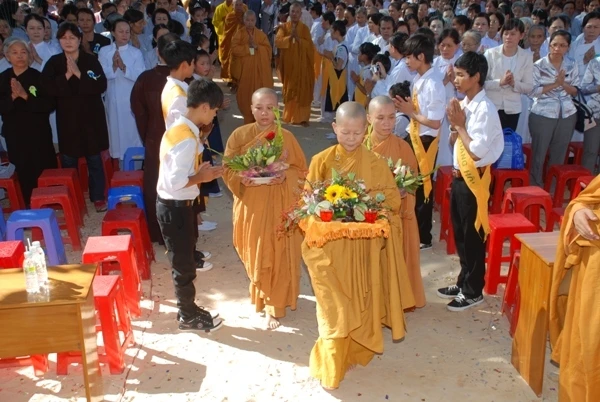 Bình Thuận: Hơn 8.000 Phật tử tham dự Đại lễ Vu lan - Tự tứ Tăng do Giáo đoàn III Khất sĩ tổ chức ảnh 2 DSC_0290.JPG