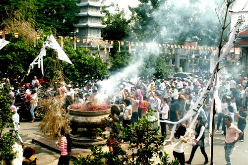 Lên chùa chiêm bái ngày lễ Vu lan ảnh 5