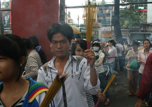 Lên chùa chiêm bái ngày lễ Vu lan ảnh 7