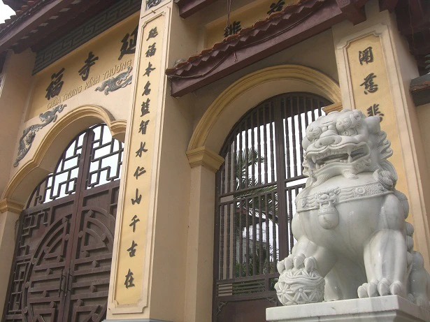 Sư tử đá án ngữ trước cửa chùa Trung Kính Thượng. 