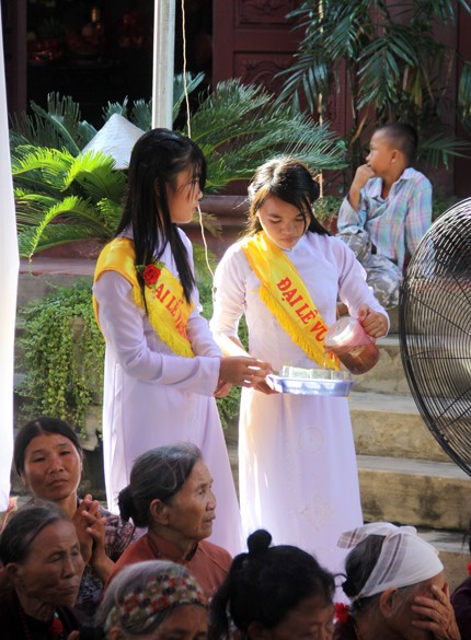 Dâng nước mời ông bà, cha mẹ Chùm ảnh: Mùa báo hiếu báo ân Vu Lan