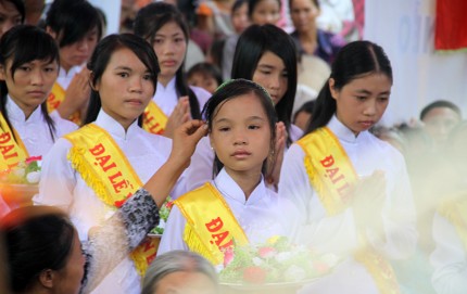 Nghi lễ độc đáo nhất của lễ Vu lan là nghi lễ "Bông hồng cài áo" Chùm ảnh: Mùa báo hiếu báo ân Vu Lan