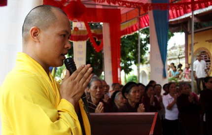 Chư Tăng cùng Phật tử hướng tâm cầu nguyện Chùm ảnh: Mùa báo hiếu báo ân Vu Lan
