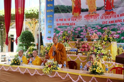 Tiếp đến là Lễ Phổ độ tổ tiên, báo ân phụ mẫu, đồng thời là lễ siêu tiến hương hồn các Anh hùng Liệt sĩ. Chùm ảnh: Mùa báo hiếu báo ân Vu Lan