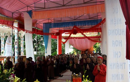 Rất đông Chư tăng ni Phật tử, nhân dân cùng về dưới mái chùa để hành lễ. Chùm ảnh: Mùa báo hiếu báo ân Vu Lan