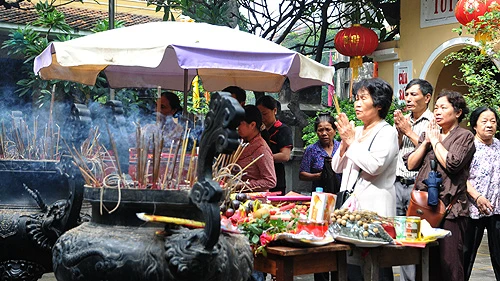 Chắp tay cúi xin đức Phật phù hộ