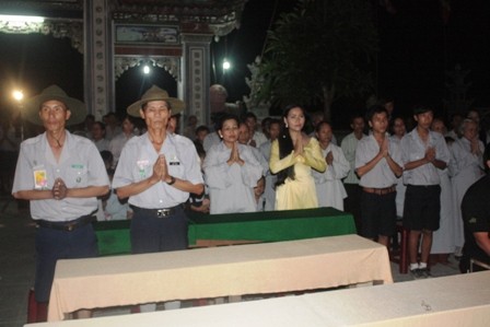 Thừa Thiên - Huế: Niệm Phật đường Ưu Điềm tổ chức cài hoa hồng và văn nghệ Vu lan ảnh 3 Thừa Thiên - Huế: Niệm Phật đường Ưu Điềm tổ chức cài hoa hồng và văn nghệ Vu lan ảnh 3