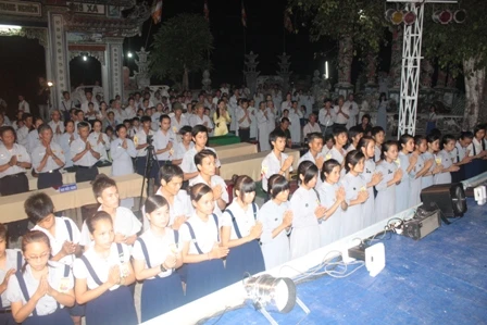 Thừa Thiên - Huế: Niệm Phật đường Ưu Điềm tổ chức cài hoa hồng và văn nghệ Vu lan ảnh 7 Thừa Thiên - Huế: Niệm Phật đường Ưu Điềm tổ chức cài hoa hồng và văn nghệ Vu lan ảnh 7