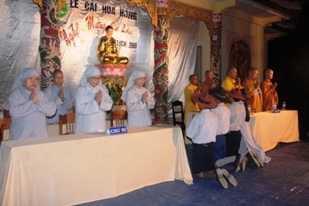 Thừa Thiên - Huế: Niệm Phật đường Ưu Điềm tổ chức cài hoa hồng và văn nghệ Vu lan ảnh 6 Thừa Thiên - Huế: Niệm Phật đường Ưu Điềm tổ chức cài hoa hồng và văn nghệ Vu lan ảnh 6
