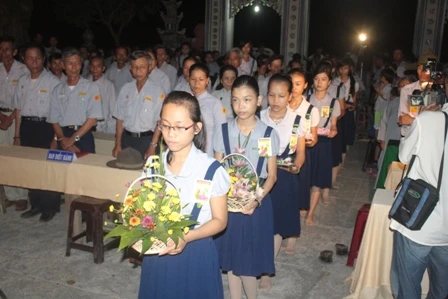 Thừa Thiên - Huế: Niệm Phật đường Ưu Điềm tổ chức cài hoa hồng và văn nghệ Vu lan ảnh 8 Thừa Thiên - Huế: Niệm Phật đường Ưu Điềm tổ chức cài hoa hồng và văn nghệ Vu lan ảnh 8