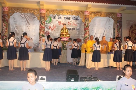 Thừa Thiên - Huế: Niệm Phật đường Ưu Điềm tổ chức cài hoa hồng và văn nghệ Vu lan ảnh 10 Thừa Thiên - Huế: Niệm Phật đường Ưu Điềm tổ chức cài hoa hồng và văn nghệ Vu lan ảnh 10