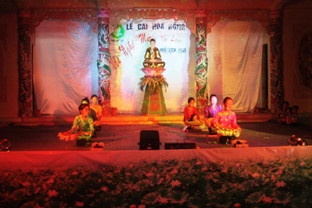 Thừa Thiên - Huế: Niệm Phật đường Ưu Điềm tổ chức cài hoa hồng và văn nghệ Vu lan ảnh 16 Thừa Thiên - Huế: Niệm Phật đường Ưu Điềm tổ chức cài hoa hồng và văn nghệ Vu lan ảnh 16