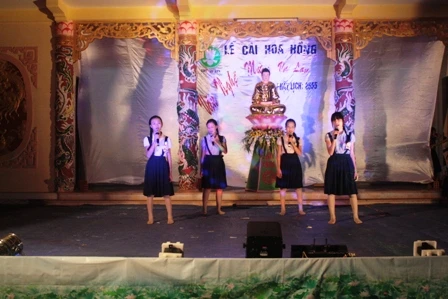 Thừa Thiên - Huế: Niệm Phật đường Ưu Điềm tổ chức cài hoa hồng và văn nghệ Vu lan ảnh 17 Thừa Thiên - Huế: Niệm Phật đường Ưu Điềm tổ chức cài hoa hồng và văn nghệ Vu lan ảnh 17