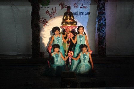 Thừa Thiên - Huế: Niệm Phật đường Ưu Điềm tổ chức cài hoa hồng và văn nghệ Vu lan ảnh 25 Thừa Thiên - Huế: Niệm Phật đường Ưu Điềm tổ chức cài hoa hồng và văn nghệ Vu lan ảnh 25