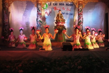 Thừa Thiên - Huế: Niệm Phật đường Ưu Điềm tổ chức cài hoa hồng và văn nghệ Vu lan ảnh 20 Thừa Thiên - Huế: Niệm Phật đường Ưu Điềm tổ chức cài hoa hồng và văn nghệ Vu lan ảnh 20