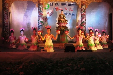 Thừa Thiên - Huế: Niệm Phật đường Ưu Điềm tổ chức cài hoa hồng và văn nghệ Vu lan ảnh 20 Thừa Thiên - Huế: Niệm Phật đường Ưu Điềm tổ chức cài hoa hồng và văn nghệ Vu lan ảnh 20