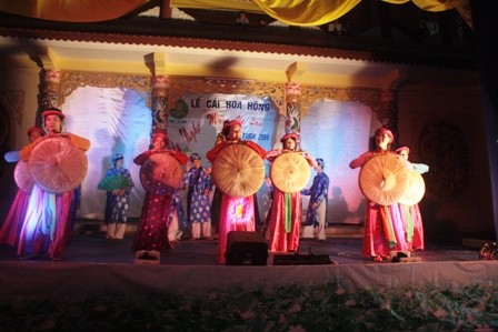 Thừa Thiên - Huế: Niệm Phật đường Ưu Điềm tổ chức cài hoa hồng và văn nghệ Vu lan ảnh 21 Thừa Thiên - Huế: Niệm Phật đường Ưu Điềm tổ chức cài hoa hồng và văn nghệ Vu lan ảnh 21