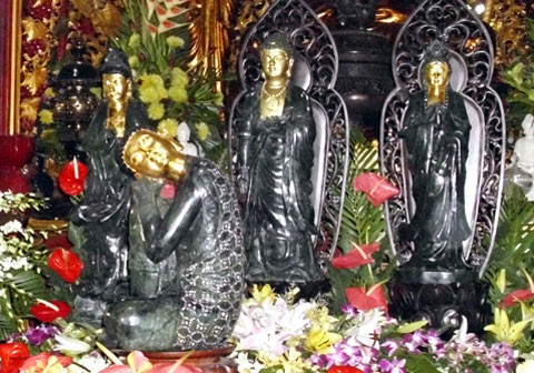 Bốn pho tượng Phật ngọc được trưng bày ở gian nhà chính diện của nhà chùa. Ảnh: Tá Lâm.