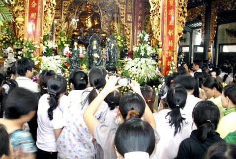 Hàng ngàn người chen lấn vào chiêm ngưỡng và chụp ảnh làm kỹ niệm. Ảnh: Tá Lâm.