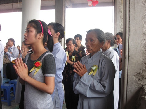 'Tôi hạnh phúc được cài bông hồng đỏ...'