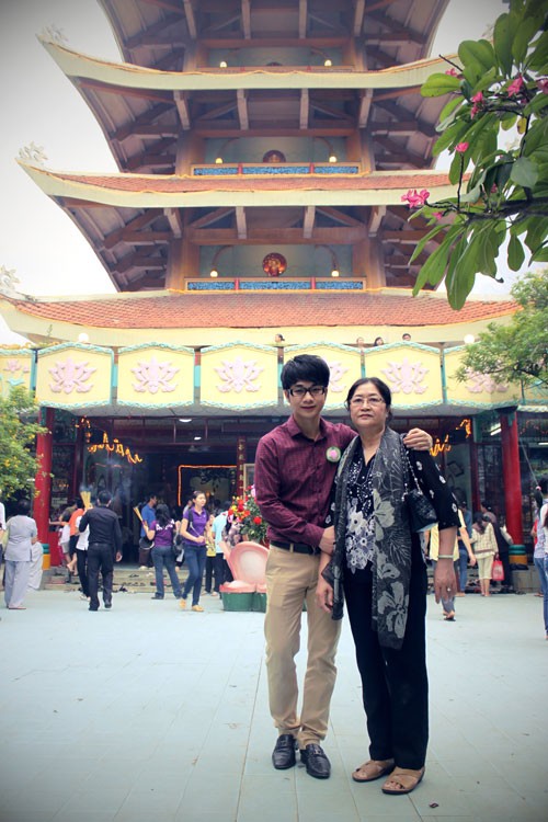 Quách Tuấn Du đưa mẹ đi chùa mùa Vu lan