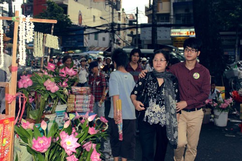 Quách Tuấn Du đưa mẹ đi chùa mùa Vu lan