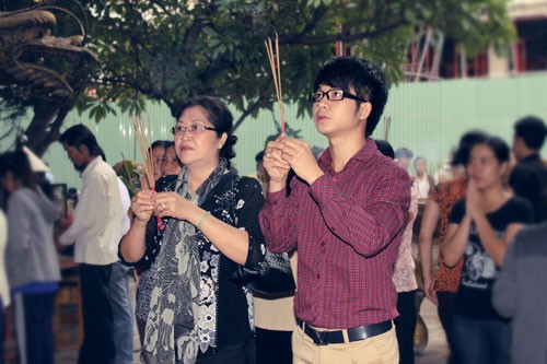 Quách Tuấn Du đưa mẹ đi chùa mùa Vu lan