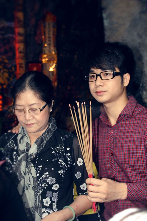 Quách Tuấn Du đưa mẹ đi chùa mùa Vu lan