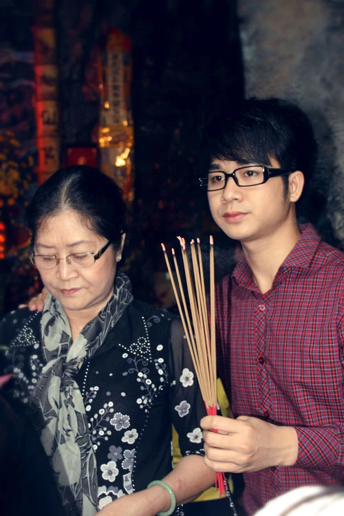 Quách Tuấn Du đưa mẹ đi chùa mùa Vu lan