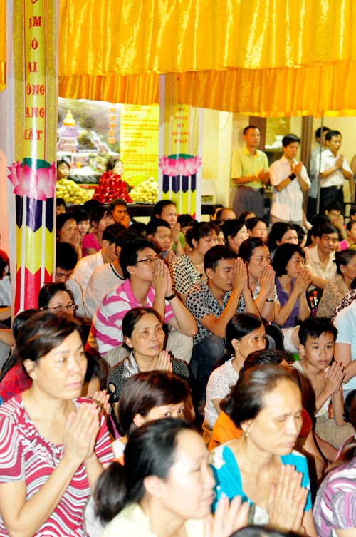 Vu lan là một lễ lớn và đặc biệt, bởi nó không chỉ giành cho người già, trung niên, doanh nhân hay người đã nghỉ hưu, mà các em nhỏ, các bạn trẻ cũng xem đây là một đại lễ. Tụng kinh Vu lan. Rằm tháng 7 là thời điểm vàng mã được đốt ngang với Tết Nguyên đán và rằm tháng Giêng. Mẹ và con cùng lên chùa làm lễ. Hưởng lộc chùa trong ngày báo hiếu. Tấp nập lên chùa dự lễ Vu lan