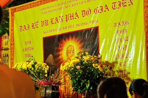 Vu lan là một lễ lớn và đặc biệt, bởi nó không chỉ giành cho người già, trung niên, doanh nhân hay người đã nghỉ hưu, mà các em nhỏ, các bạn trẻ cũng xem đây là một đại lễ. Tụng kinh Vu lan. Rằm tháng 7 là thời điểm vàng mã được đốt ngang với Tết Nguyên đán và rằm tháng Giêng. Mẹ và con cùng lên chùa làm lễ. Hưởng lộc chùa trong ngày báo hiếu. Tấp nập lên chùa dự lễ Vu lan