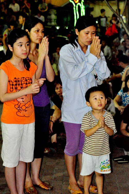 Vu lan là một lễ lớn và đặc biệt, bởi nó không chỉ giành cho người già, trung niên, doanh nhân hay người đã nghỉ hưu, mà các em nhỏ, các bạn trẻ cũng xem đây là một đại lễ. Tụng kinh Vu lan. Rằm tháng 7 là thời điểm vàng mã được đốt ngang với Tết Nguyên đán và rằm tháng Giêng. Mẹ và con cùng lên chùa làm lễ. Hưởng lộc chùa trong ngày báo hiếu. Tấp nập lên chùa dự lễ Vu lan