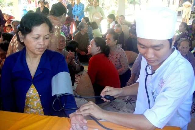 TP.HCM: Khám bệnh, phát thuốc cho người nghèo ảnh 2 20110813120748_dsc00725.jpg