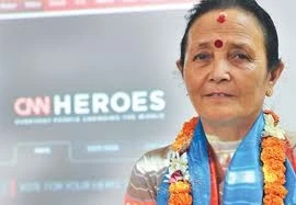 Koirala nhan giai Anh hùng CNN 2011.jpg