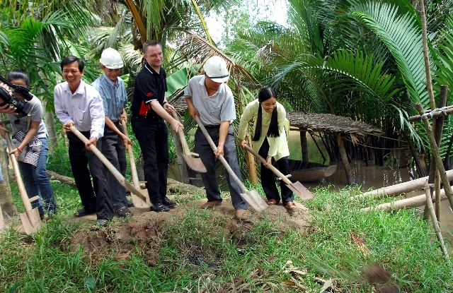Sóc Trăng: 27.000 USD xây cầu bê tông nông thôn ảnh 4 4.JPG