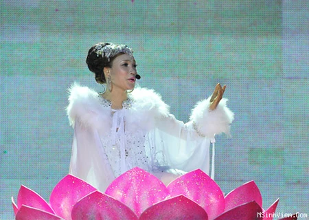 Hồ Quỳnh Hương có duyên với đạo Phật và mang sắc màu Phật giáo vào liveshow ca nhạc của mình