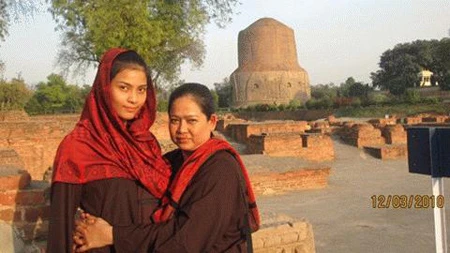 Trương Thị May bên mẹ tại tháp Đức Phật