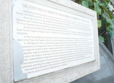 Bia tieu su Bo Tat Thich Quang Duc bi bo troc mat chu tai cong vien.jpg