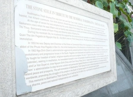 Bia tieu su Bo Tat Thich Quang Duc bi bo troc mat chu tai cong vien.jpg