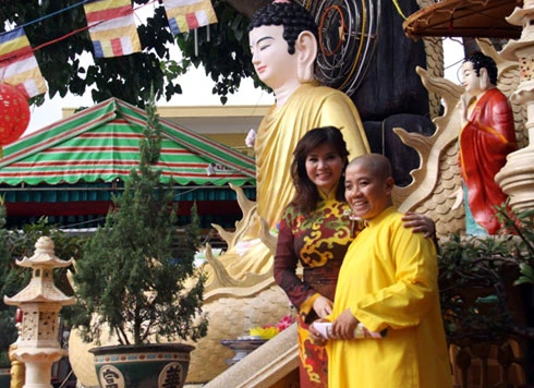 Cùng sư cô Điều Liên - trụ trì tịnh xá Ngọc Bích.