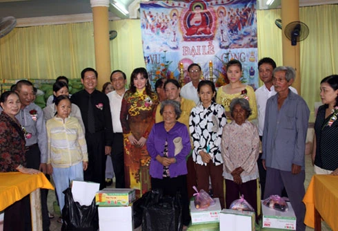 Để thể hiện tấm lòng của người con hiếu đạo và chia sẻ những hoàn cảnh khó khăn của các đồng bào nghèo tại TP. Vũng Tàu, nhân dịp mùa Vu Lan Phật lịch 2555, trong ngày 18/4 vừa qua, Tiến sĩ, hoa hậu quý bà Đoàn Thị Kim Hồng – chủ tịch HĐQT công ty CIAT đã vận động nhiều Mạnh Thường Quân: Ông nguyễn Văn Lý - chủ tịch HĐQT công ty Giàu Nên và nhiều doanh nhân, Phật tử đã quyên góp 400 phần quà, trị giá khoảng 200 triệu đồng, trao tặng cho bà con, được tổ chức tại tịnh xá Ngọc Bích, số 106, đường Hạ Long, Thành phố Vũng Tàu.